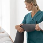 fysioterapi - kvinna som hjälper en dam